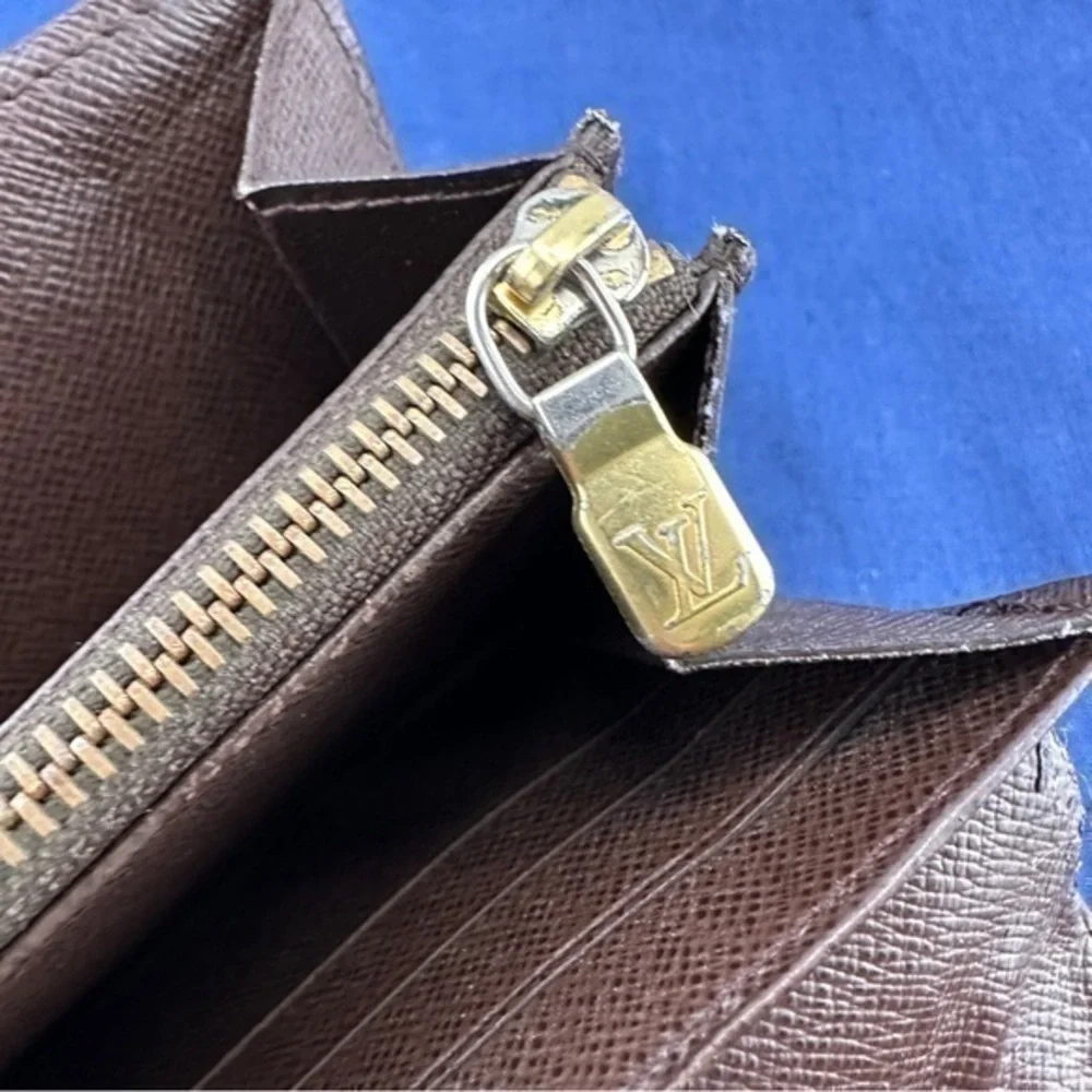 AUTHENTIC Louis Vuitton wallet. Damier Graphite Canvas.